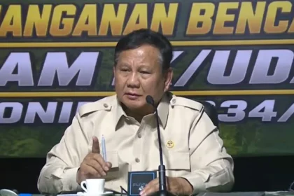 Presiden RI Prabowo Subianto saat memimpin rapat koordinasi penanganan gempa Flores di Mbay, Nagekeo, Nusa Tenggara Timur (NTT).