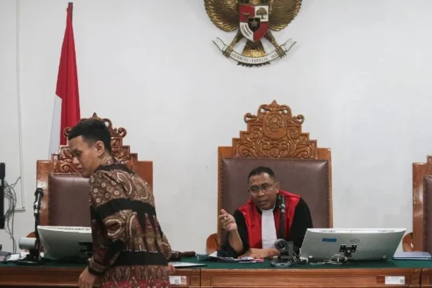Hakim tunggal Richard Edwin Basoeki (kanan) memimpin sidang praperadilan atas penetapan tersangka Febrie Adriansyah dalam kasus dugaan Tindak Pidana Pencucian Uang (TPPU) di PN Jaksel.