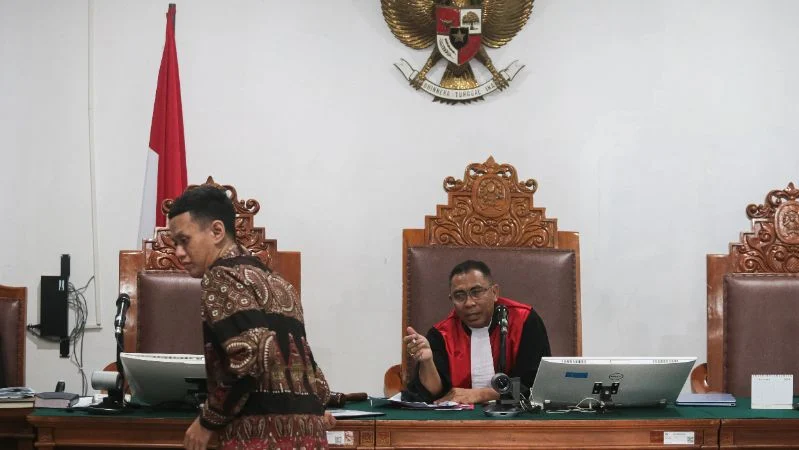 Hakim tunggal Richard Edwin Basoeki (kanan) memimpin sidang praperadilan atas penetapan tersangka Febrie Adriansyah dalam kasus dugaan Tindak Pidana Pencucian Uang (TPPU) di PN Jaksel.