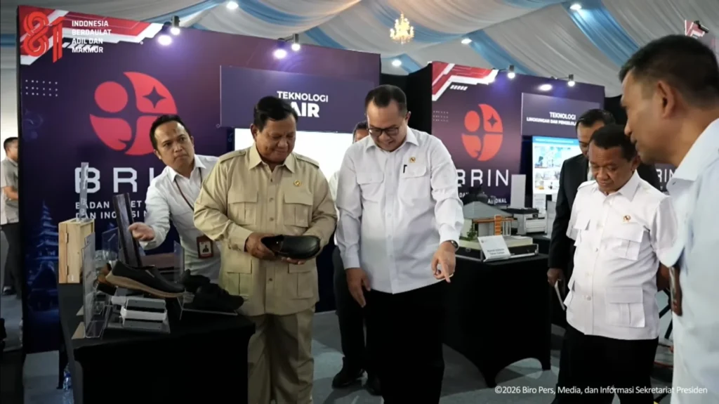 BRIN pamerkan sepatu hasil buatannya di hadapan Presiden Prabowo, 6 Agustus 2026.