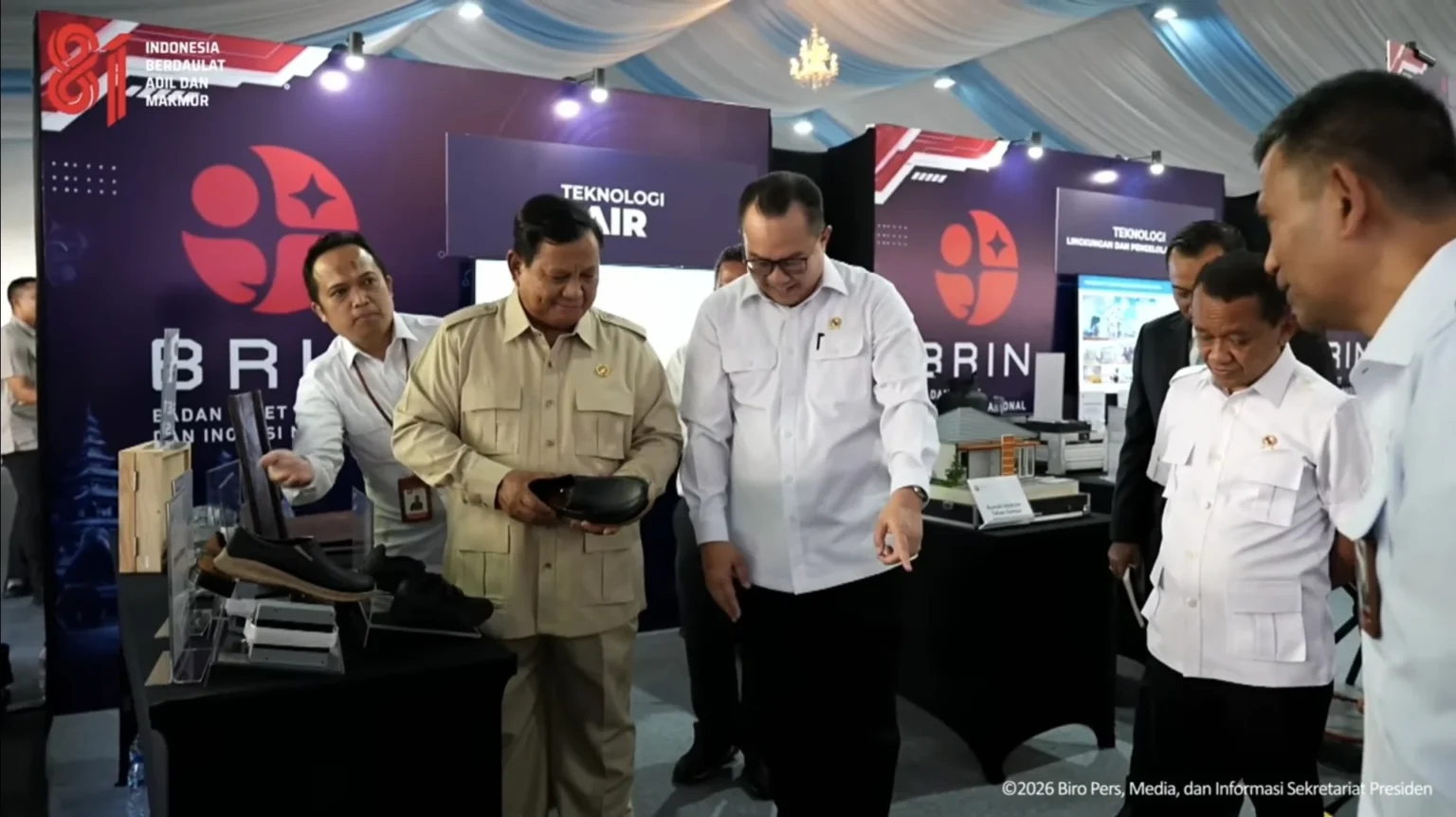 BRIN pamerkan sepatu hasil buatannya di hadapan Presiden Prabowo, 6 Agustus 2026.