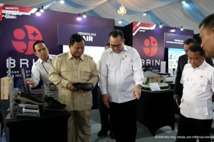 BRIN pamerkan sepatu hasil buatannya di hadapan Presiden Prabowo, 6 Agustus 2026.