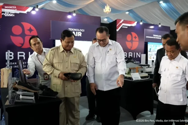 BRIN pamerkan sepatu hasil buatannya di hadapan Presiden Prabowo, 6 Agustus 2026.