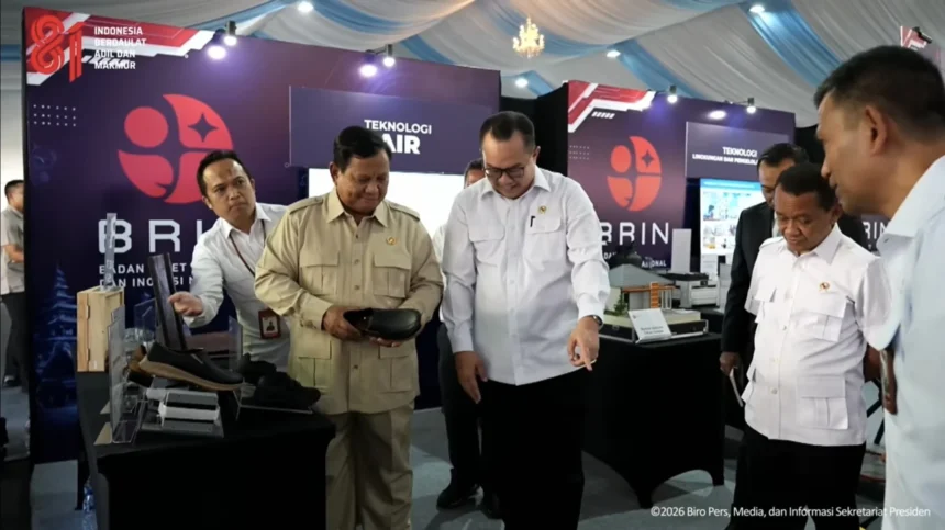 BRIN pamerkan sepatu hasil buatannya di hadapan Presiden Prabowo, 6 Agustus 2026.