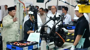 Presiden Prabowo Subianto meninjau proses produksi motor listrik di Fasilitas Produksi ALVA, Cikarang, Kabupaten Bekasi, Jawa Barat, Kamis, 13 Agustus 2026.