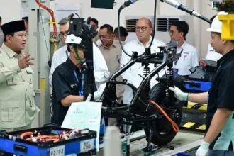 Presiden Prabowo Subianto meninjau proses produksi motor listrik di Fasilitas Produksi ALVA, Cikarang, Kabupaten Bekasi, Jawa Barat, Kamis, 13 Agustus 2026.