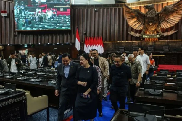 Ketua DPR Puan Maharani (kedua kiri) saat meninjau persiapan tempat sidang tahunan di Kompleks Parlemen, Senayan, Jakarta.
