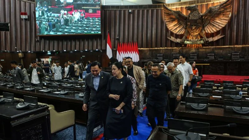 Ketua DPR Puan Maharani (kedua kiri) saat meninjau persiapan tempat sidang tahunan di Kompleks Parlemen, Senayan, Jakarta.