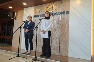 Ketua DPR RI Puan Maharani (kiri).
