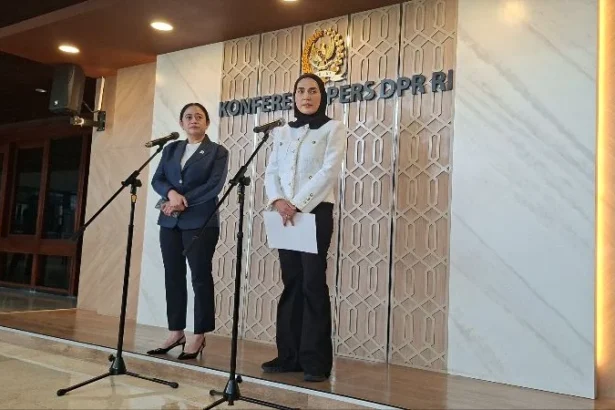 Ketua DPR RI Puan Maharani (kiri).