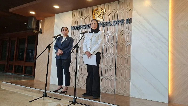 Ketua DPR RI Puan Maharani (kiri).