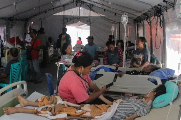 Sejumlah pasien menjalani perawatan di tenda darurat RSUD Aeramo, Kabupaten Nagekeo, NTT.