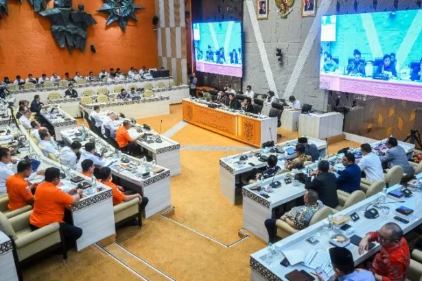 Suasana rapat kerja Komisi V DPR bersama pemerintah terkait kecelakaan transportasi di Kompleks Parlemen, Senayan, Jakarta.