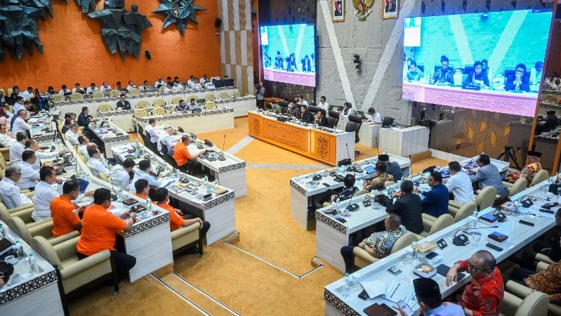 Suasana rapat kerja Komisi V DPR bersama pemerintah terkait kecelakaan transportasi di Kompleks Parlemen, Senayan, Jakarta.