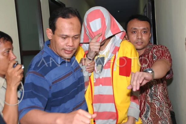 Petugas Kepolisian Resort Jakarta Barat membawa tersangka artis Revaldo Fifaldi Surya Permana alias Revaldo dari ruang tahanan saat gelar barang bukti dan dua tersangka pemilik narkoba, saat jumpa wartawan di Polres Jakarta Barat, Slipi, Jakarta, Jumat (23/7/2010).