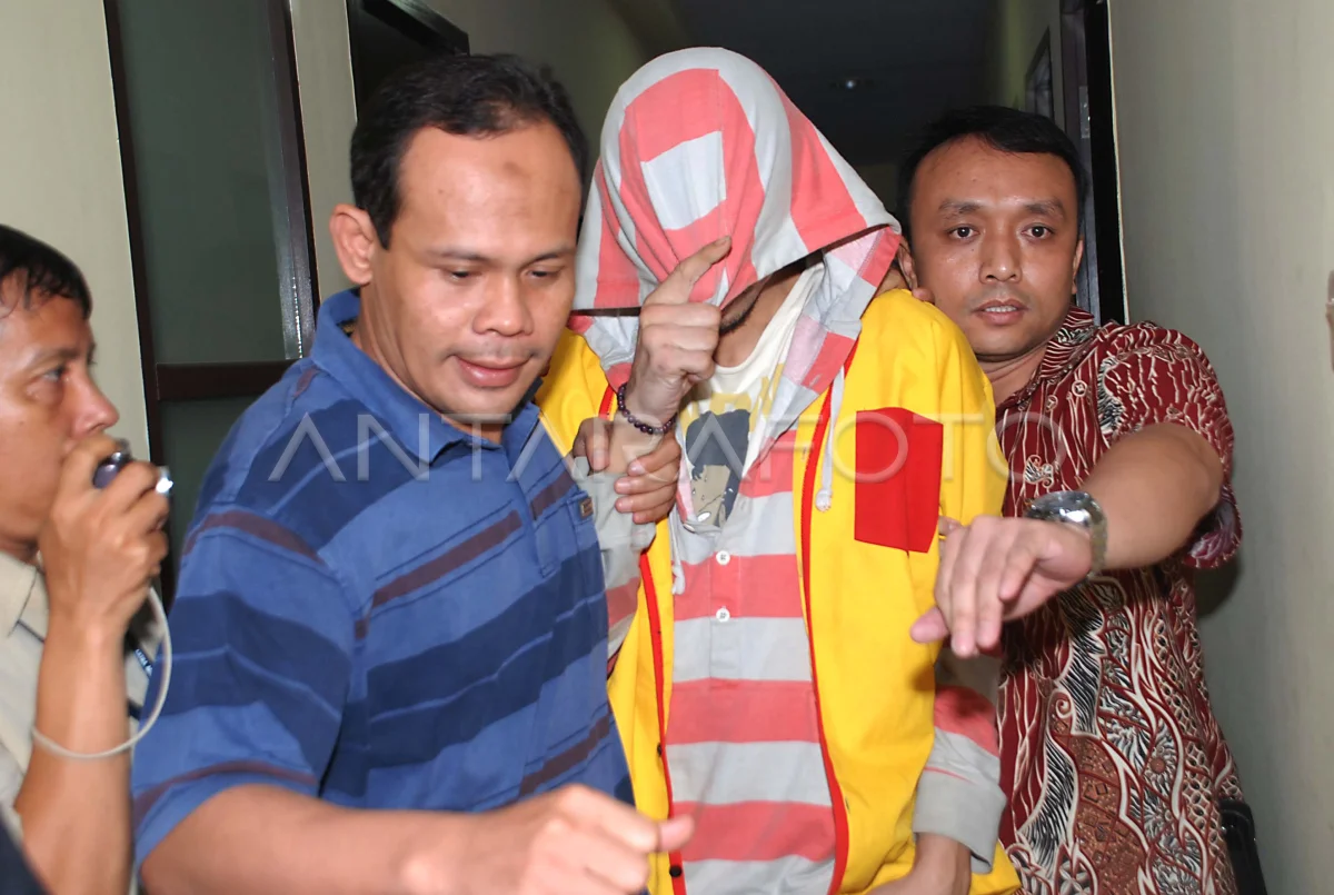 Petugas Kepolisian Resort Jakarta Barat membawa tersangka artis Revaldo Fifaldi Surya Permana alias Revaldo dari ruang tahanan saat gelar barang bukti dan dua tersangka pemilik narkoba, saat jumpa wartawan di Polres Jakarta Barat, Slipi, Jakarta, Jumat (23/7/2010).