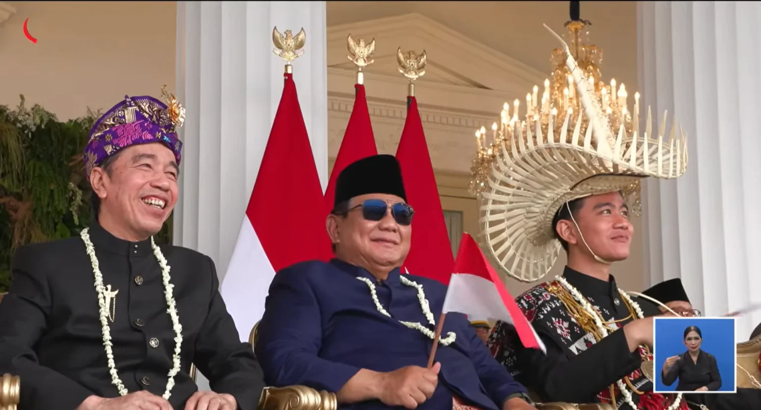 Eks Presiden RI Joko Widodo (kiri), Presiden RI Prabowo Subianto tengah), dan Wakil Presiden Gibran (kanan) dalam peringatan HUT KE-81 RI di Istana Negara, Jakarta, 17 Agustus 2026.