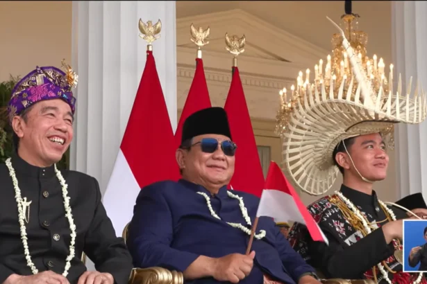 Eks Presiden RI Joko Widodo (kiri), Presiden RI Prabowo Subianto tengah), dan Wakil Presiden Gibran (kanan) dalam peringatan HUT KE-81 RI di Istana Negara, Jakarta, 17 Agustus 2026.