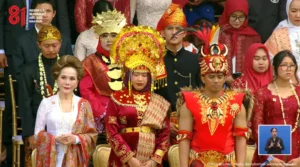 Istri mendiang Presiden pertama Soekarno, Ratna Dewi Soekarno atau Dewi Soekarno memakai kebaya putih menghadiri upacara HUT ke-81 RI di Istana Negara.