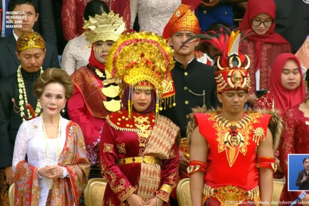 Istri mendiang Presiden pertama Soekarno, Ratna Dewi Soekarno atau Dewi Soekarno memakai kebaya putih menghadiri upacara HUT ke-81 RI di Istana Negara.