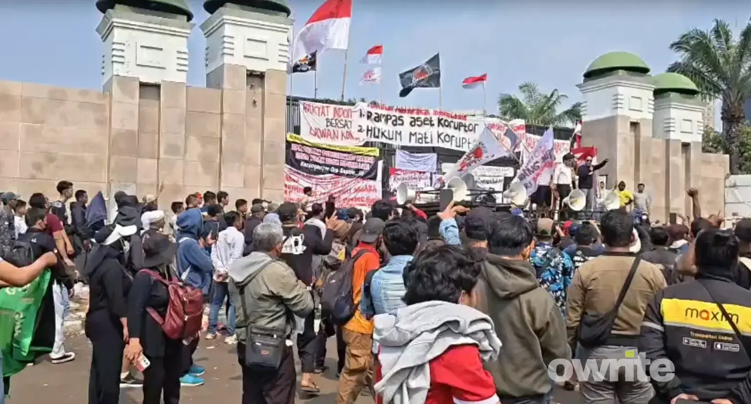 Massa aksi demonstrasi mulai memadati kawasan depan gedung DPR/MPR