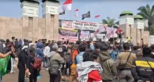 Massa aksi demonstrasi mulai memadati kawasan depan gedung DPR/MPR