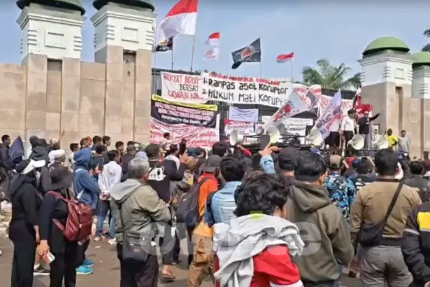 Massa aksi demonstrasi mulai memadati kawasan depan gedung DPR/MPR