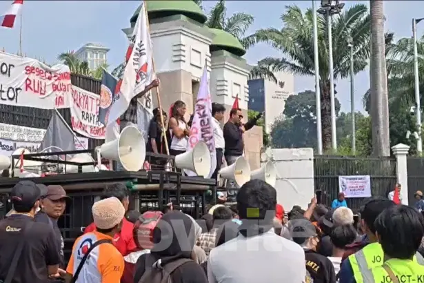 Massa aksi demonstrasi mulai memadati kawasan depan gedung DPR/MPR. (Foto: Owrite/Hadi)