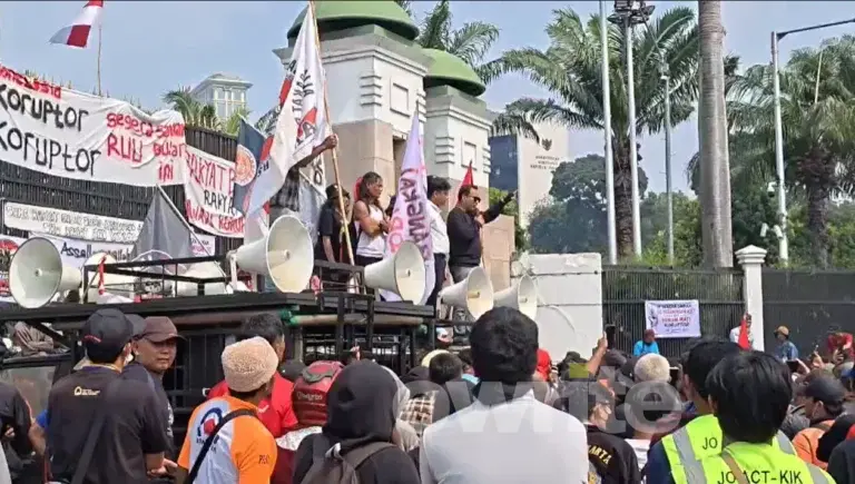 Massa aksi demonstrasi mulai memadati kawasan depan gedung DPR/MPR. (Foto: Owrite/Hadi)
