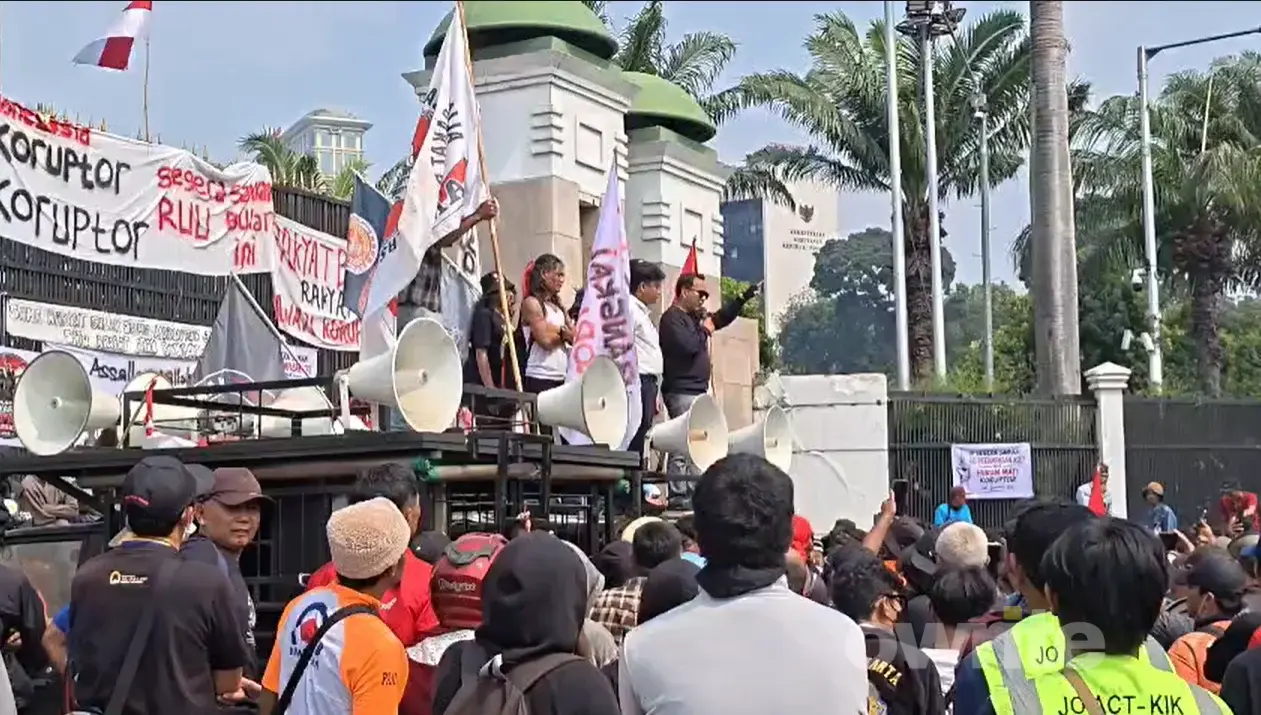 Massa aksi demonstrasi mulai memadati kawasan depan gedung DPR/MPR. (Foto: Owrite/Hadi)