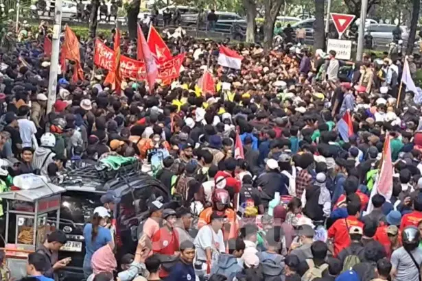 Massa aksi di depan Spark, Senayan, Jakarta Pusat. (Foto: Owrite/Hadi Febriansyah)