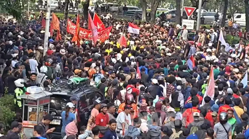 Massa aksi di depan Spark, Senayan, Jakarta Pusat. (Foto: Owrite/Hadi Febriansyah)