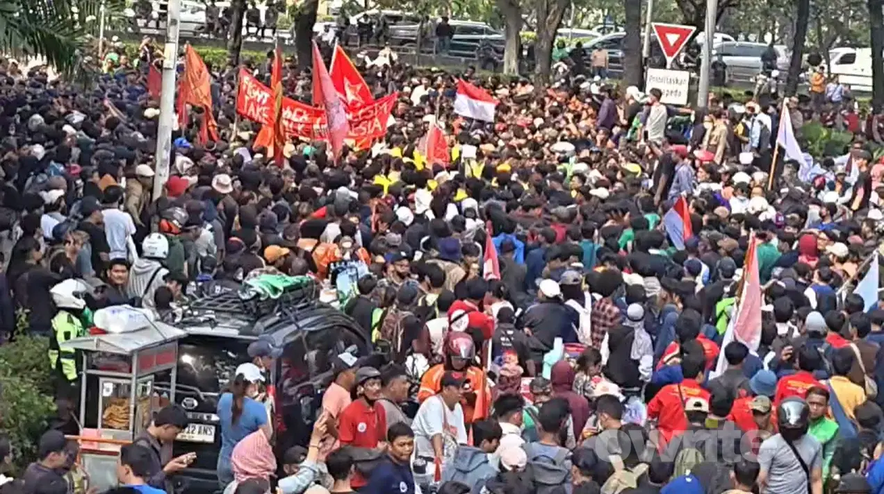 Massa aksi di depan Spark, Senayan, Jakarta Pusat. (Foto: Owrite/Hadi Febriansyah)