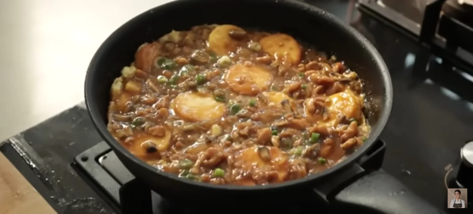 Seporsi tahu hot plate siram ayam jamur.