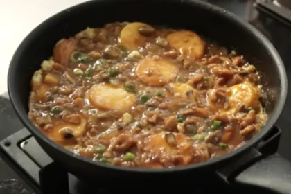 Seporsi tahu hot plate siram ayam jamur.