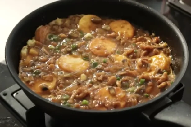 Seporsi tahu hot plate siram ayam jamur.