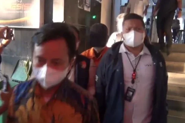 Salah satu tersangka kasus dugaan penistaan agama challenge hafalan surah Ad-Dhuha berhadiah miras (topi hitam) digelandang ke rutan Polda Metro Jaya.
