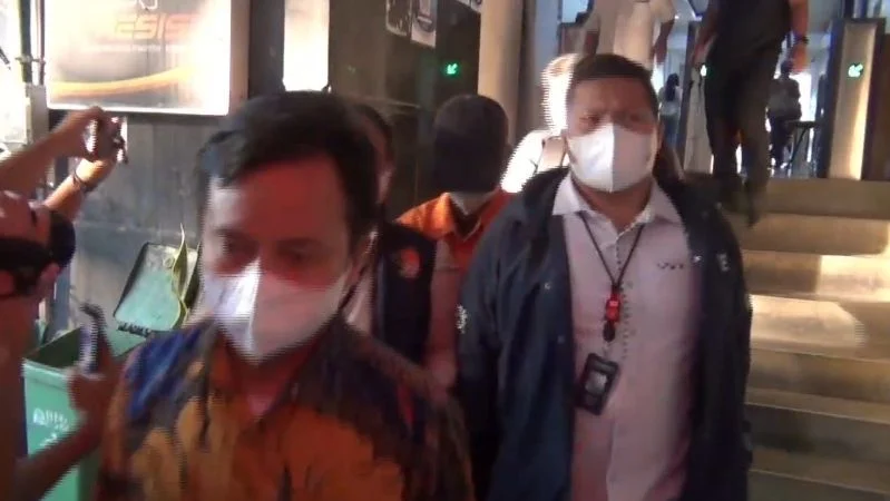Salah satu tersangka kasus dugaan penistaan agama challenge hafalan surah Ad-Dhuha berhadiah miras (topi hitam) digelandang ke rutan Polda Metro Jaya.