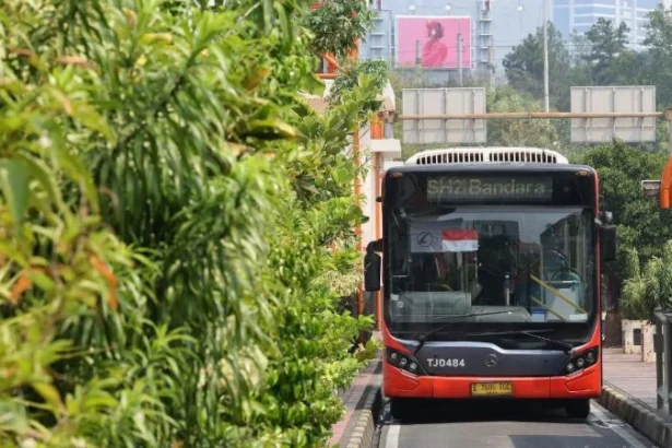 Transjakarta rute Blok M-Bandara Soetta.