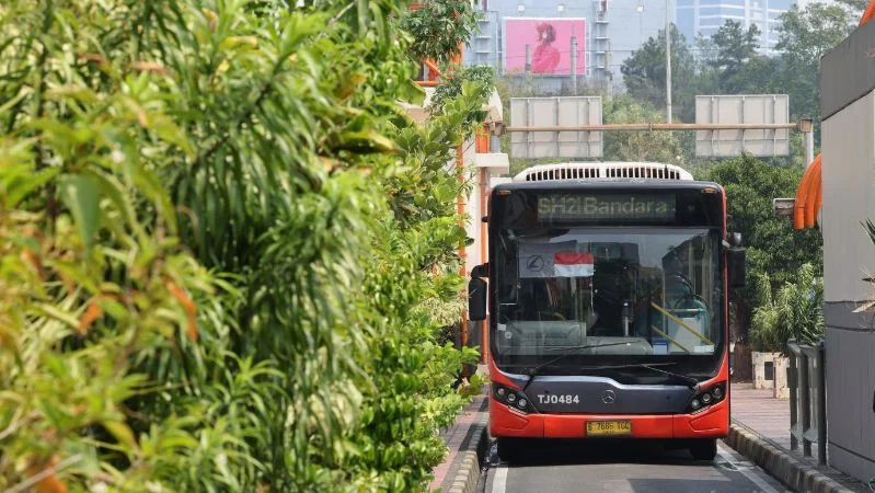 Transjakarta rute Blok M-Bandara Soetta.