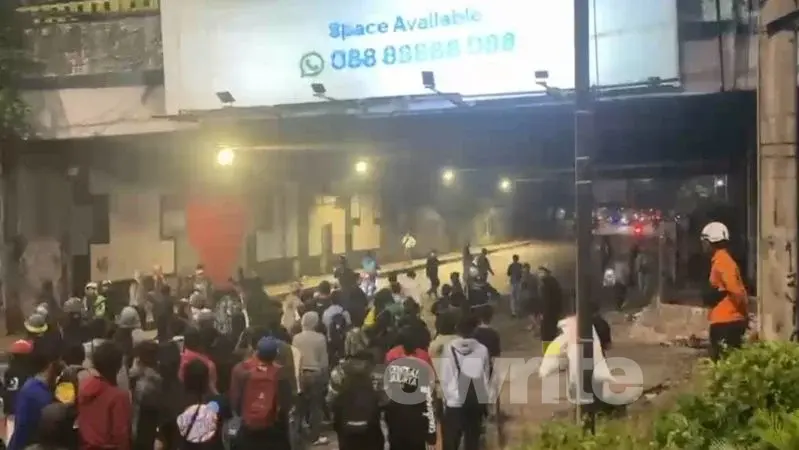 Massa yang ricuh di tengah demonstrasi di kawasan depan DPR, Jakarta. (Owrite/Rahmat Tunny).