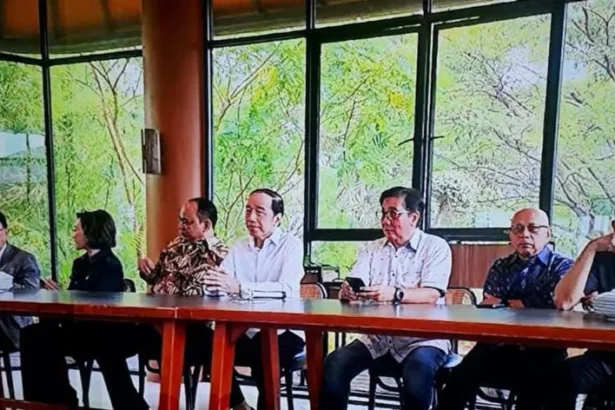 Jokowi bersama pengurus Projo.