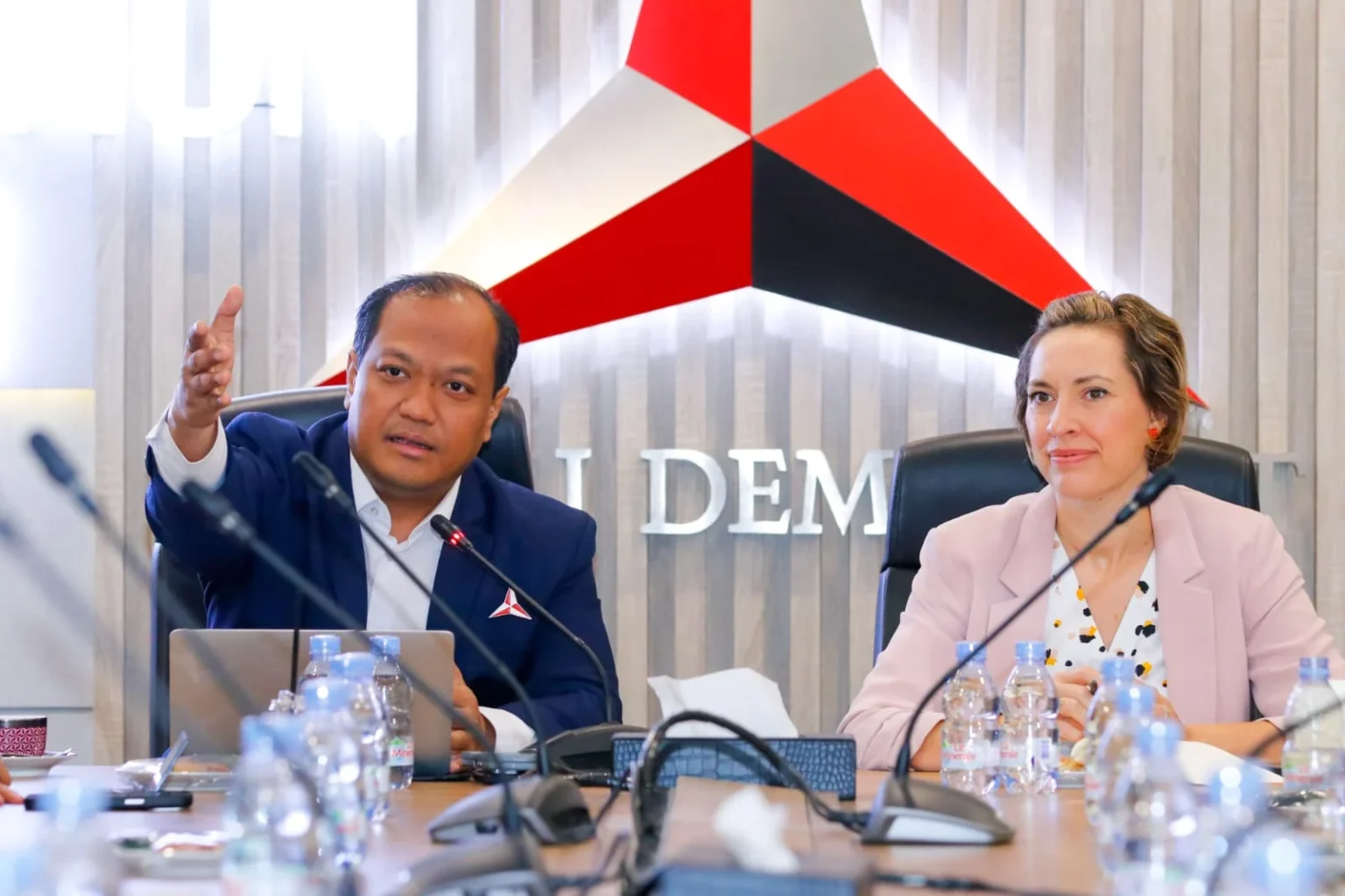 Kepala Badan Riset dan Inovasi Strategis (BRAINS) Partai Demokrat Ahmad Khoirul Umam bersama Sharifah Rashifah dari Malaysian United Democratic Alliance (MUDA).