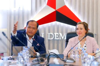 Kepala Badan Riset dan Inovasi Strategis (BRAINS) Partai Demokrat Ahmad Khoirul Umam bersama Sharifah Rashifah dari Malaysian United Democratic Alliance (MUDA).