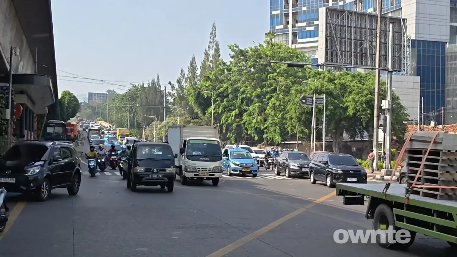 Kondisi arus lalu lintas dari arah DPR menuju Slipi kembali normal. (Sumber: Owrite/Rahmat Baihaqi)