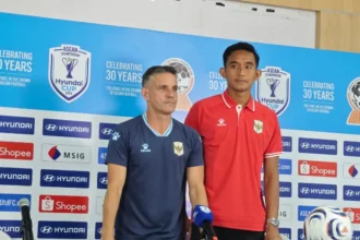 Kapten Timnas Indonesia, Rizky Ridho bersama Pelatih Timnas Indonesia, John Herdman