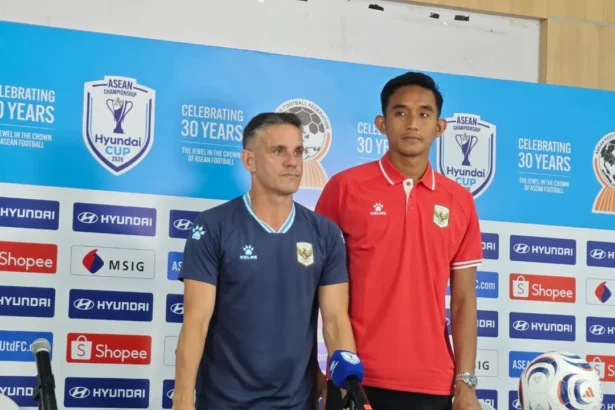 Kapten Timnas Indonesia, Rizky Ridho bersama Pelatih Timnas Indonesia, John Herdman
