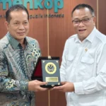 Menteri Koperasi Ferry Juliantono dan Menteri Lingkungan Hidup Mohammad Jumhur Hidayat