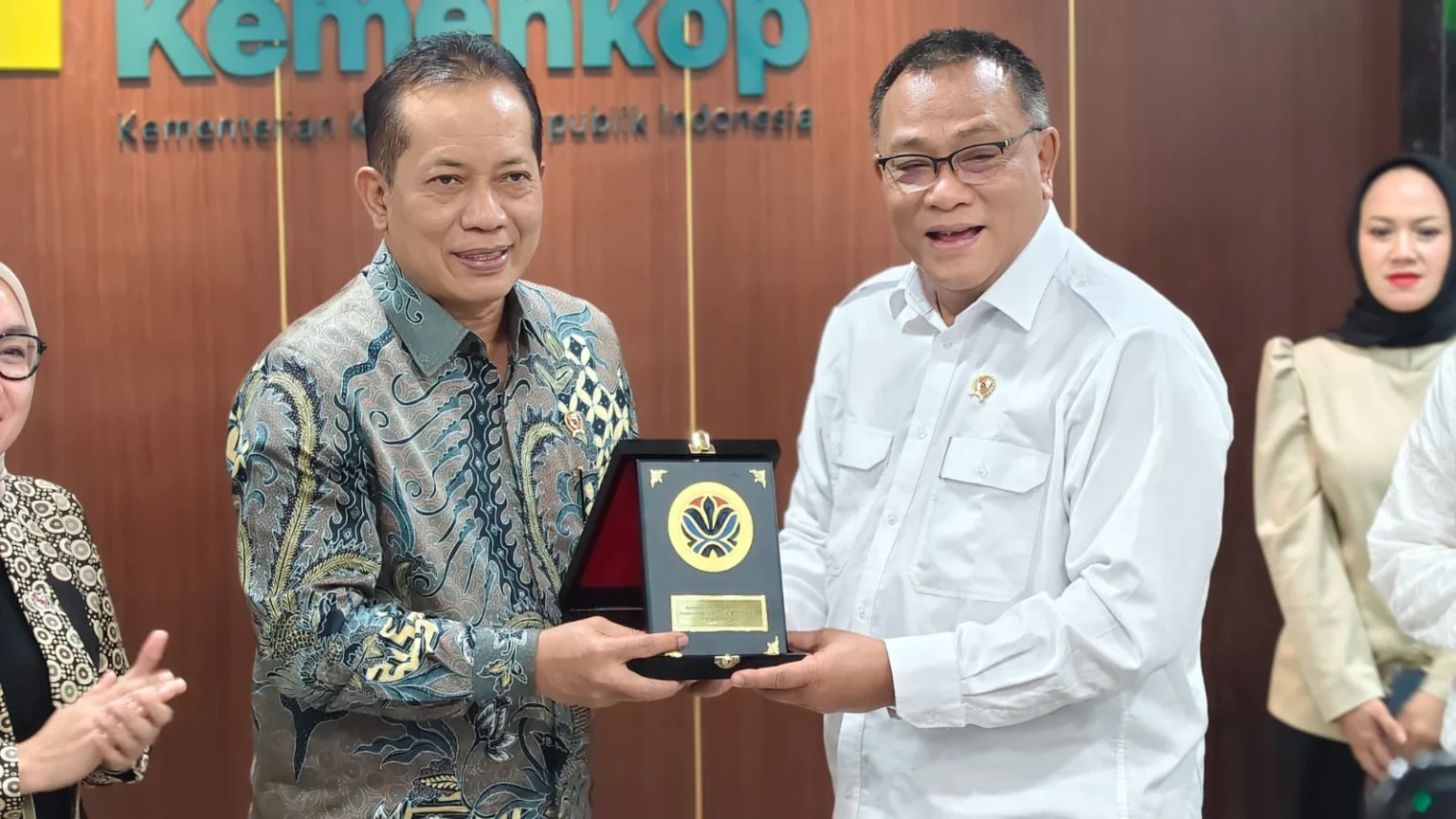 Menteri Koperasi Ferry Juliantono dan Menteri Lingkungan Hidup Mohammad Jumhur Hidayat