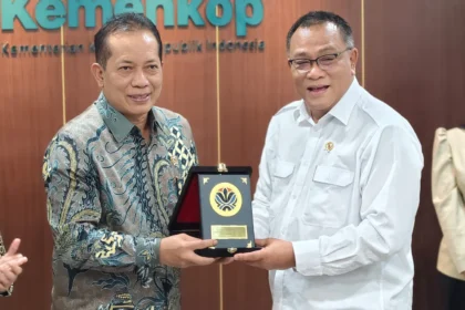 Menteri Koperasi Ferry Juliantono dan Menteri Lingkungan Hidup Mohammad Jumhur Hidayat